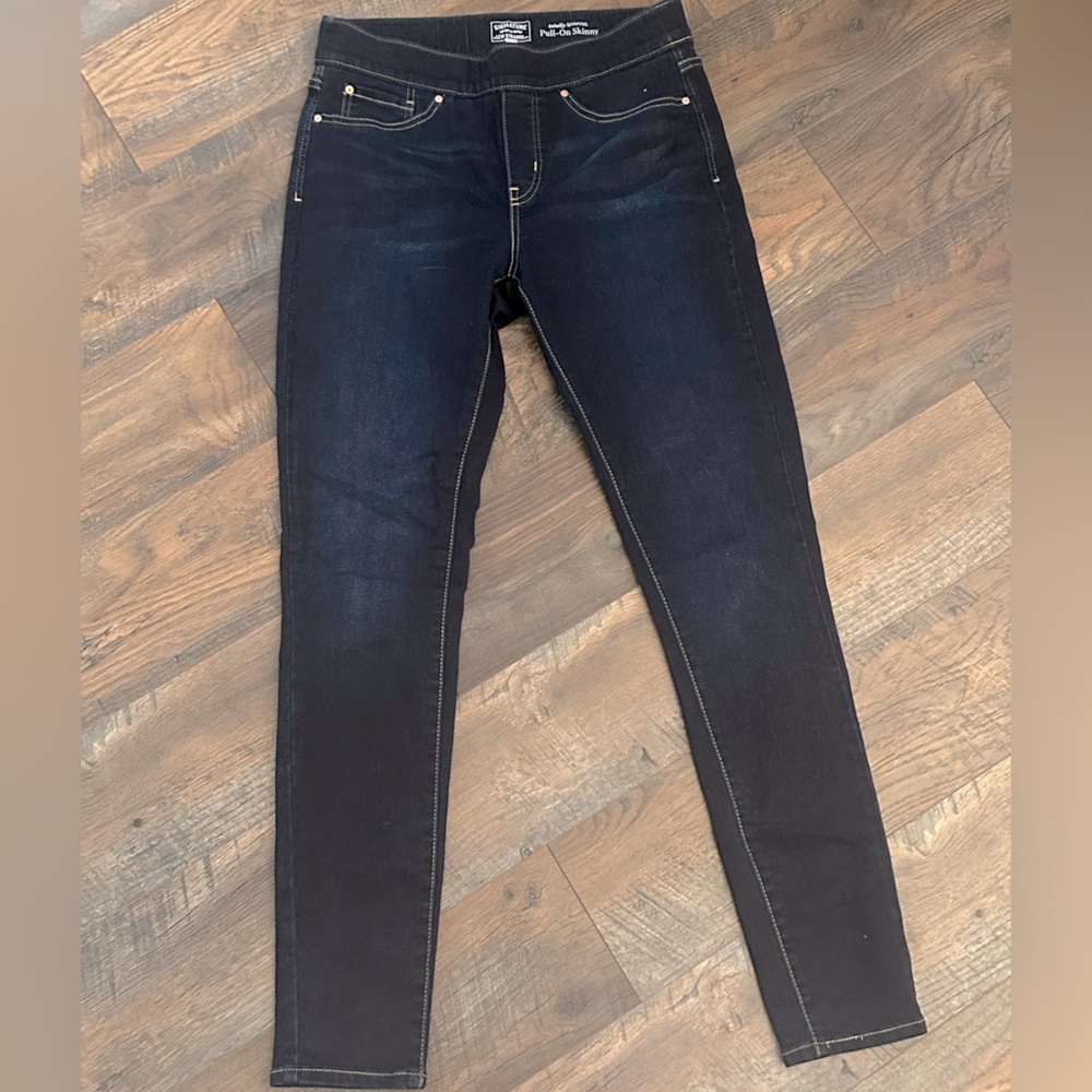 Levi’s Totally Shaping Pull on Jeans Sz 8. NWOT